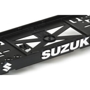 3D podložka pod SPZ s logem SUZUKI – černá s chromovým nápisem | Lampa